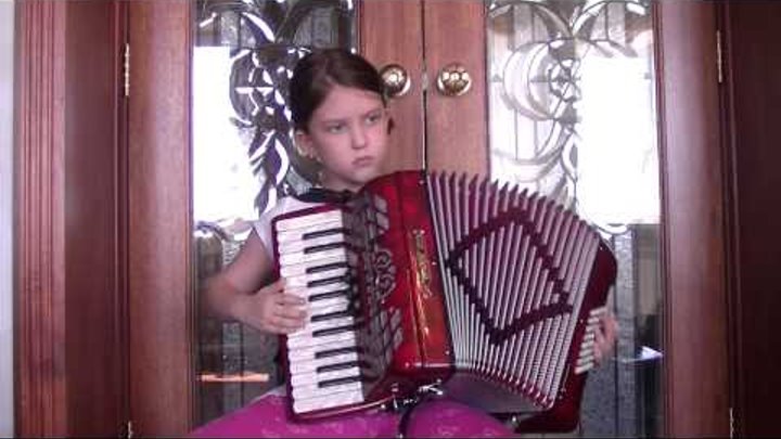 посмотрите как девочка в восемь лет играет на аккордеоне