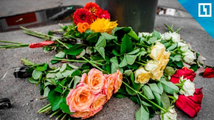 Люди несут цветы к ТЦ в Кемерове