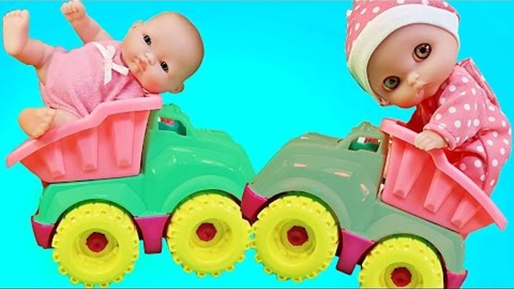Куклы Пупсики Катаются На Машинке Играют как дети В Игрушки Кинетический Песок Зырики ТВ новый год