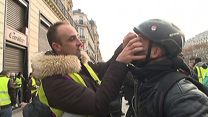 Корреспондент ВГТРК в прямом эфире попал под слезоточивый газ