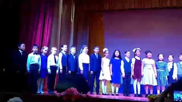 песню "Ах, какая осень" исполняет хор младших классов ДШИ по Новонукутский