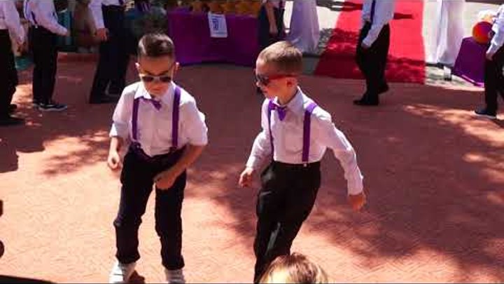 Танец крутых парней на выпускной в детском саду!