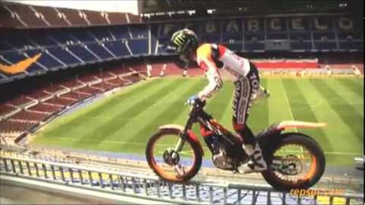 Toni Bou, en el Camp Nou, ¡sin bajarse de la moto!