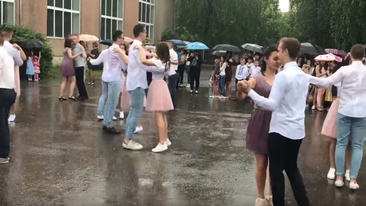 Выпускной танец под дождем! Какие молодцы!!!