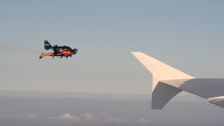 20 000 000 просмотров! В небе сняли ошеломляющее видео о совместном полете человека и гигантского лайнера Airbus. Впечатляет!