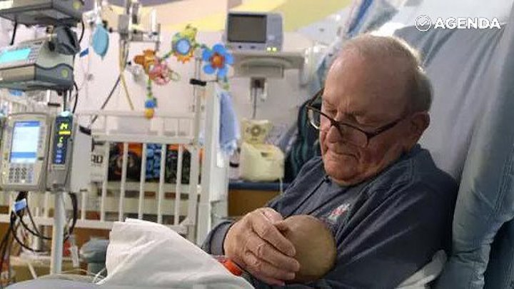 Добрый дедушка нянчит недоношенных детей в больнице