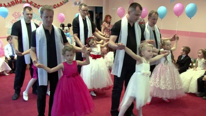 Танец "Отец и дочь" в детском саду! Дети и их родители довели зал до слёз!