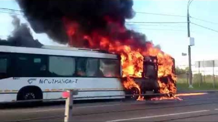 Сгорел пассажирский автобус на остановке в Голицино на Можайском шоссе в сторону области, 28.06.2016