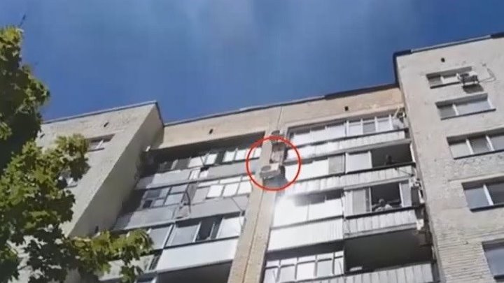 80-летняя пенсионерка выпала с 9-го этажа (мыла окна)