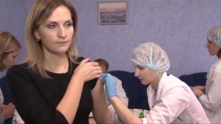 Прививку от гриппа сделали сотрудники Солигорского ЦГиЭ