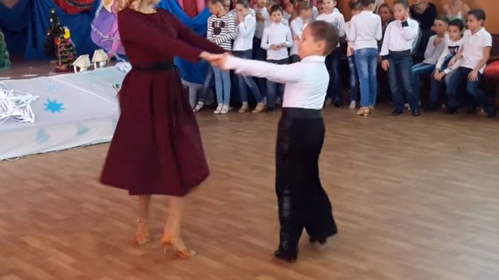 Танец мамы и сына! Какой маленький джентльмен! Супер!!!