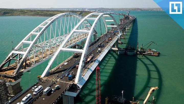 Крымский мост открыли для движения машин