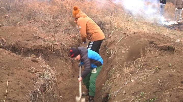 Мариуполь, воспитанники детского дома копают окопы.