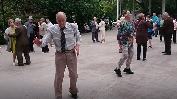 Дедушка танцует,молодые так не смогут