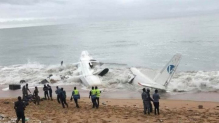 Patru moldoveni au murit, iar doi au fost raniti, dupa ce avionul cargo in care se aflau s-a prabusit in Oceanul Atlantic, in timp ce se pregatea sa aterizeze. Ministerul de Externe: "s-a produs din cauza vremii nefavorabile" - VIDEO