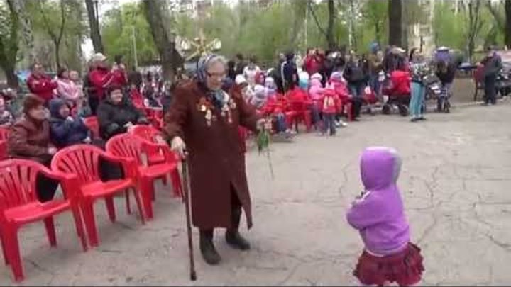 Вальс Победы...бабушка ветеран танцует с девочкой Самара парк Металлург 9 мая