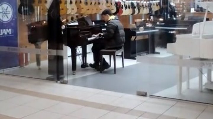 Парень просто сел за пианино и сыграл в музыкальном магазине...