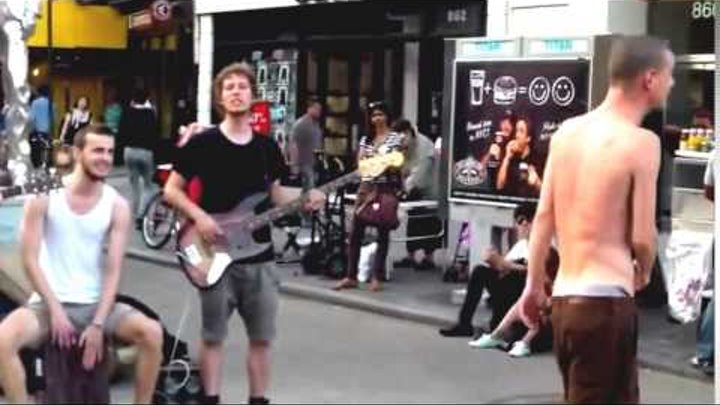 Круто спел! Уличные музыканты в Нью Йорке.