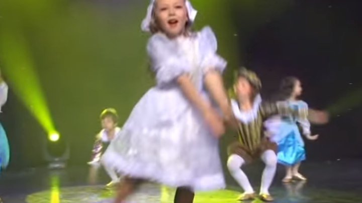 Маленькая девочка классно танцует Золушку!