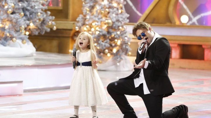 Виталий Гогунский и дочка Новогодний парад звёзд რა პატარა და უკვე ასე მღერის