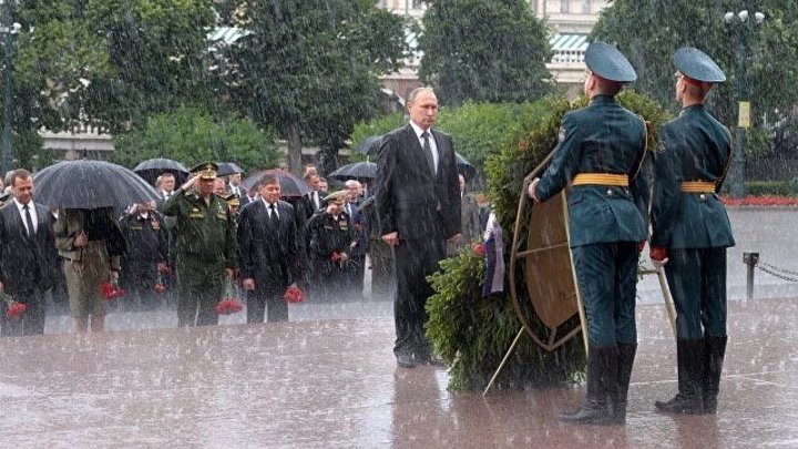 Видео дня: Путин отказался от зонта на возложении венка к Могиле Неизвестного солдата.