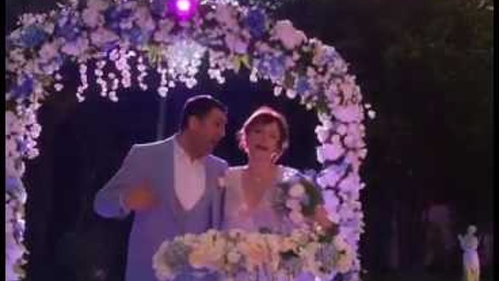 Свадьба Ясемин из сериала Любовь напрокат 53 серия.. поёт со своим мужем турецкую песню..