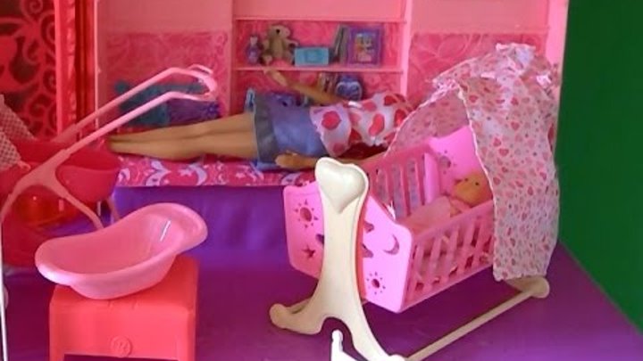 Видео с куклами Барби заботиться о дочке Келли новые аксесуары для дома Барби