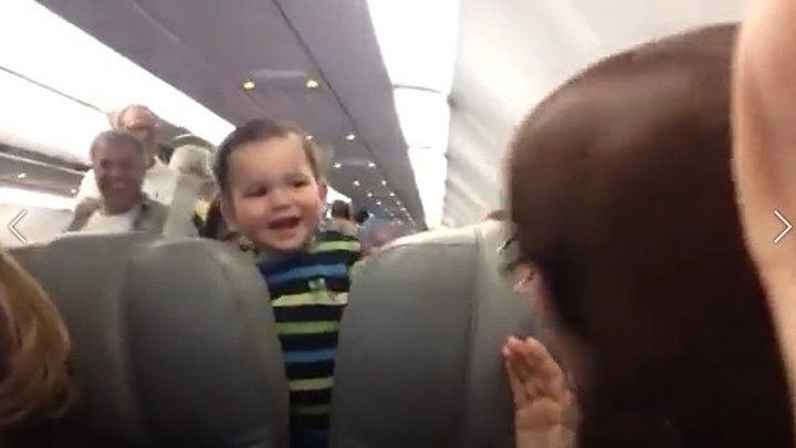 Ребенок смеется в самолете)