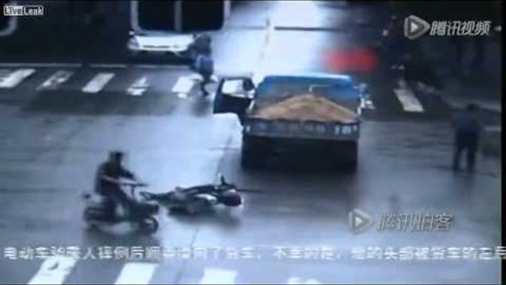 Warning Video : Scooter man running red run over in head by truck tire He is killed instantly.