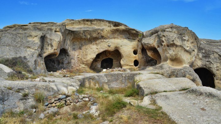 Уплисци́хе — древний пещерный город, один из первых городов на территории Грузии. Уплисцихе высечен в скале, расположенной в 12 км к востоку от города Гори на левом берегу реки Кура. Город возник в конце II — в начале I тысячелетия до н. э.