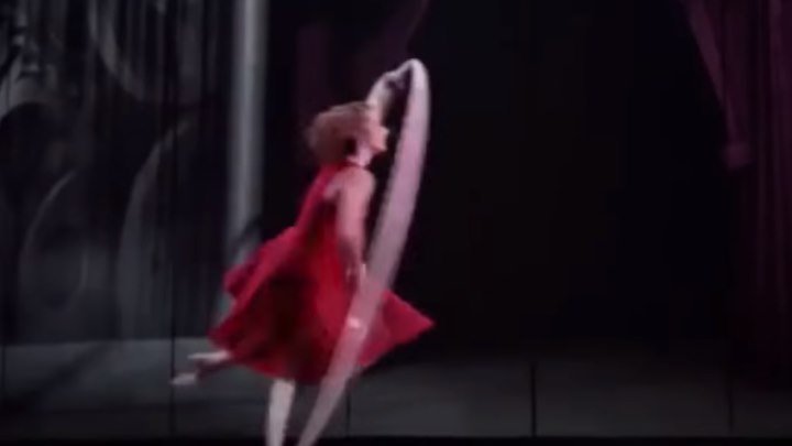 Девушка танцует в обруче!!! Как же это красиво! Вы только посмотрите!!!