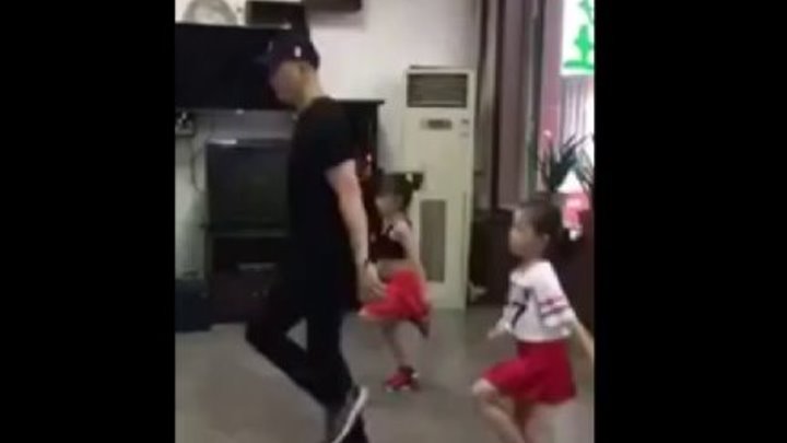 🔴 Прекрасное трио, папа танцует с дочками