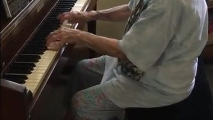 104-летняя учительница музыки исполняет Бетховена