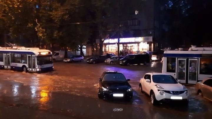 Ploaia a făcut ravagii în Chișinău. Salvatorii au deblocat oameni din mașini și au pompat apa din ogrăzi