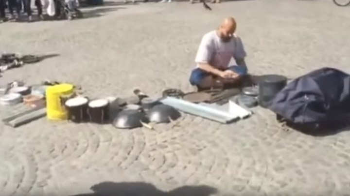 Уличный барабанщик играет на на кастрюлях и тарелках!..Это невероятно!!!