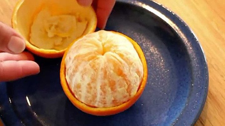 Как почистить апельсин, чтобы не запачкаться: этот способ упрощает всё!