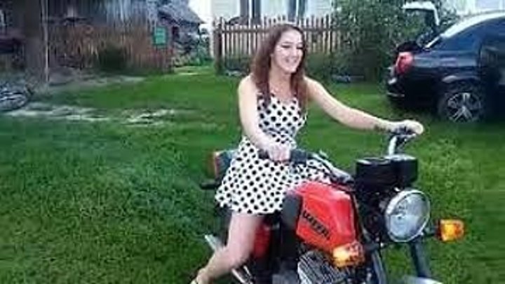 Девушка катается на старом мотоцикле Иж Юпитер-5