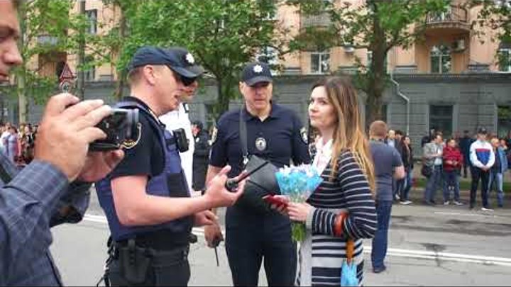 ПН TV: Полиция просит женщину снять или прикрыть медаль с георгиевской лентой