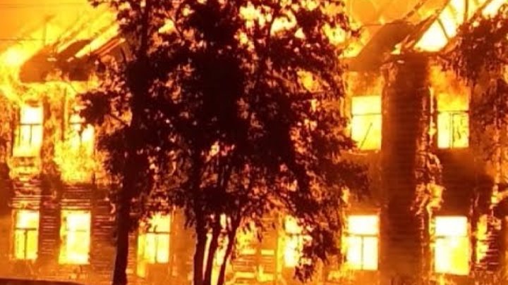 Двухэтажный деревянный дом сгорел ночью в Вологде