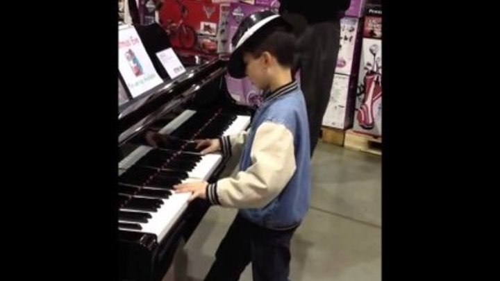 Мальчик сыграл в магазине на рояле! ПРОСТО БРАВО!