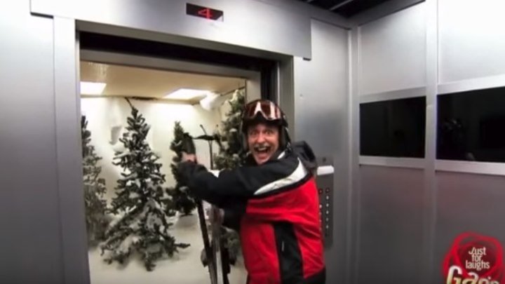 Прикол в лифте с лыжами