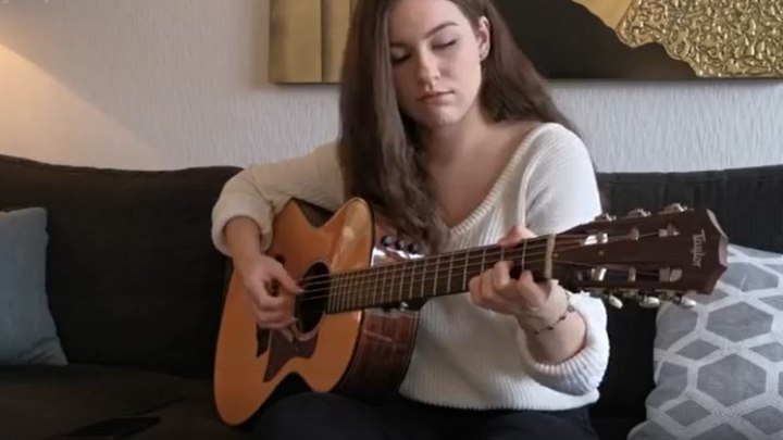 Девушка играет на гитаре Аббу (ABBA), очень красиво!