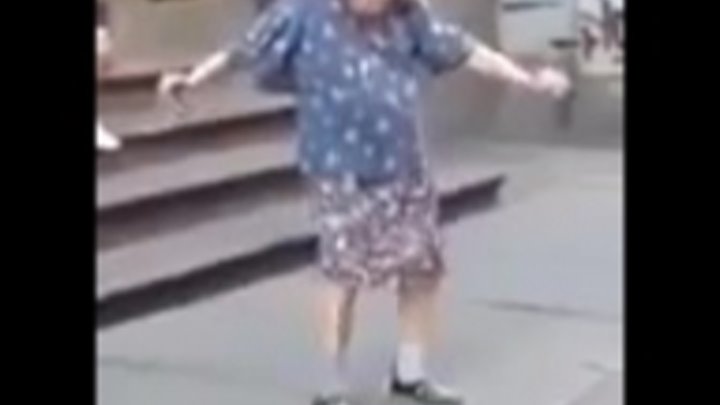 Песня под танец бабушки. Бабка танцует под Мадину. Бабушка танцует голышом. Бабуля танцует фристайл. Танцующая бабушка на стадионе.