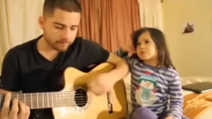 Папа поет со своей маленькой дочкой! Невероятно милое видео!!!
