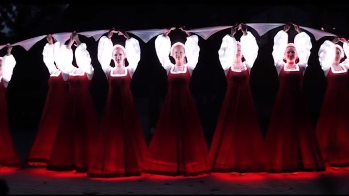 Я ОБАЛДЕЛА! Русский народный танец "Аленки" девушек в светящихся платьях! Невероятно