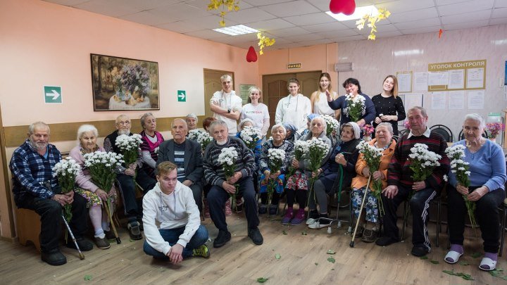 Putin Team устроили концерт школьников в доме престарелых