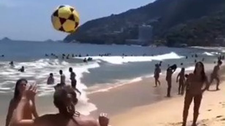 Бразильские девушки играют в футбол..