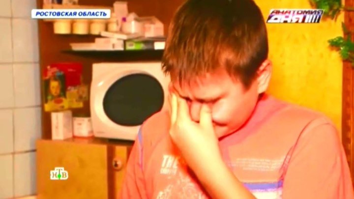 11-летний мальчик работает, чтобы лечить избитую маму