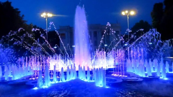 Dushanbe / Душанбе. Танцующий под музыку фонтан на площади театра оперы и балета им. С.Айни (2014) HD
