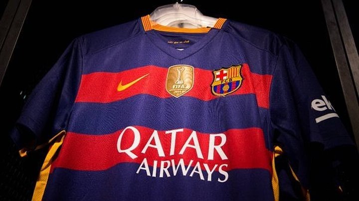 Чемпионы мира. Логотип на футболке ФК Барселона.